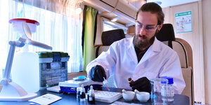 Felix Blei vom Kooperationspartner "miraculix" aus Jena zeigt ein Testverfahren für das Drug Checking im mobilen Labor.