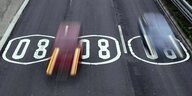 Piktogramme auf der Fahrbahn weisen Autofahrer auf Tempolimit 80 Stundenkilometer hin