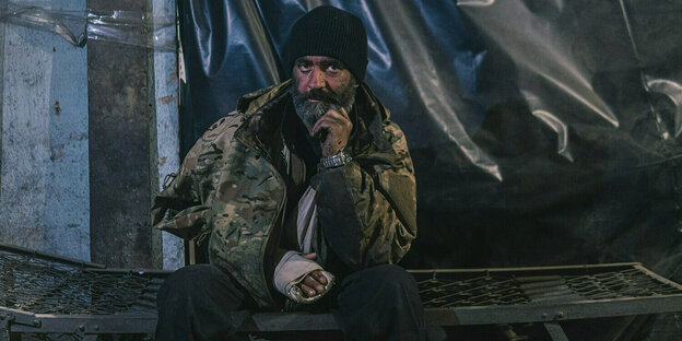 Portrait eines ukrainischen Soldaten im Stahlwerk Azowstal