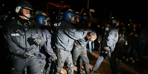 Polizisten führen Festgenommenen ab: 1. Mai 2022 in Berlin