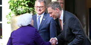 Bundesfinanzminister, begrüßt Janet Yellen, Finanzministerin der USA, auf dem Petersberg zusammen mit Joachim Nagel (M), dem Bundesbankpräsidenten.