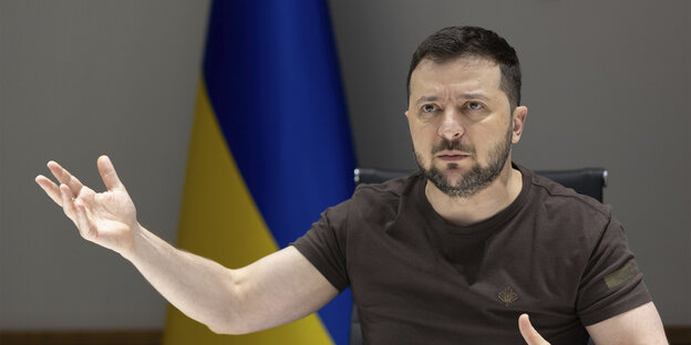 Der ukrainische Präsident Selenski vor einer Ukraine-Flagge. Der ukrainische Präsident Selenski vor einer Ukraine-Flagge.