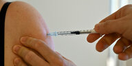 Eine Frau in Erfurt erhält eine Corona-Impfung