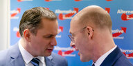 Tino Chrupalla und Alexander Wolf unterhalten sich mit angespanntem Gesichtsausdruck auf der Wahlparty in der Hamburger Landesgeschäftsstelle im Februar 2020.