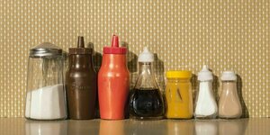 Close-Up von aufgereihten Zuckerstreuer, Ketchup Flaschen und Senfglas