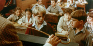 Szene aus dem Film "Danny, der Champion" von 1989 zeigt zwei Jungen im Anblick des Rohrstocks eines Lehrers
