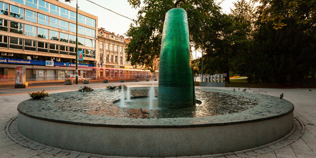 Eine Gedenkstätte in Form eines Springbrunnens in Sarajevo