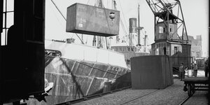 Archivfoto: Ein Container wird auf ein Schiff verladen