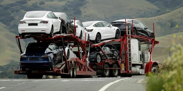 Ein Transporter mit Tesla-Fahrzeugen in Kalifornien