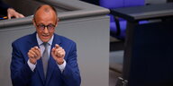 Friedrich Merz steht am Rednerpult im Bundestag