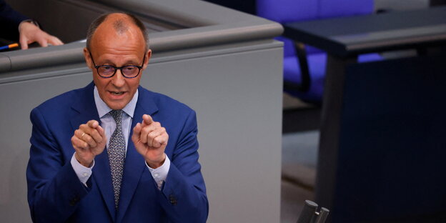 Friedrich Merz steht am Rednerpult im Bundestag