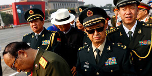 Eine Gruppe von Personen in militärischen Uniformen