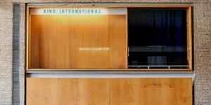 Ein leerer Plakataushang im Foyer des Kino International Berlin