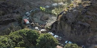 Bild von einer Straße mit Fahrzeugen in einer Schlucht.