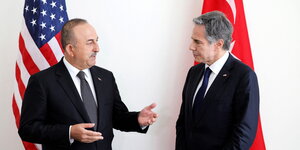 Der türkische und us-amerikanische Aussenminister vor Flaggen, des jeweils anderen Landes