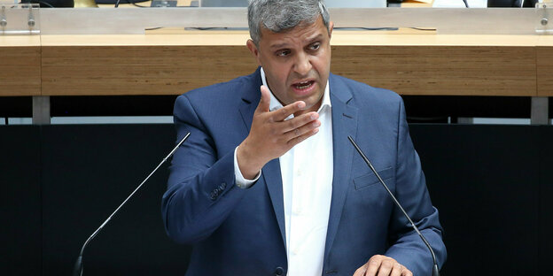 Das Foto zeigt SPD-Fraktionschef Raed Saleh am Rednerpult des Abgeordnetenhauses.