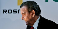 Gesichtsprofil von Gerhard Schröder vor einem Rosneft-Schriftzug