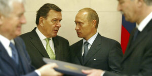 Schröder unterhält sich mit Putin