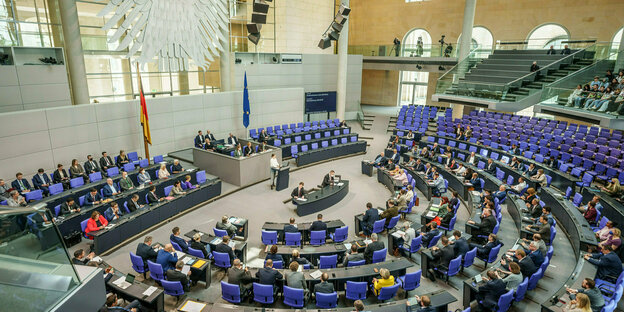 Der Bundestag mit einigen Abgeordneten