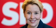 Franziska Giffey posiert vor dem Schriftzug SPD
