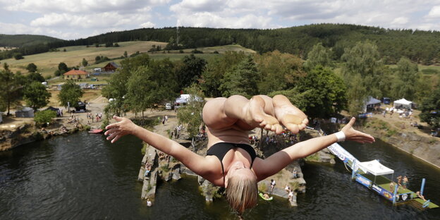 Eine Frau beim High Diving über einem tschechischen See