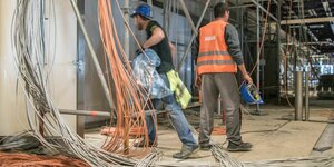 Arbeiter verlegen Kabel an einer Großbaustelle