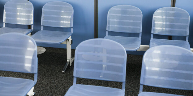 Wartesaal mit leeren Stühlen in einem Jobcenter