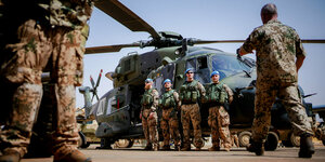 Bundeswehrsoldaten stehen vor einem Hubschrauber