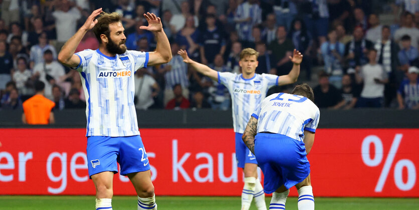 Ein Bild des Jammers: Herthas Lucas Tousart (l.) im Modus der Verzweiflung.