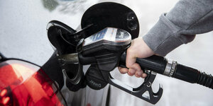 Ein Autofahrer steckt an einer Tankstelle einen Diesel-Zapfhahn in die Tanköffnung seines Fahrzeugs