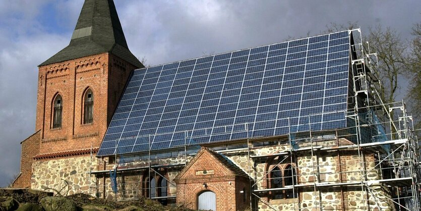 Die unter Denkmalschutz stehende Dorfkirche aus dem 13. Jahrhundert in Zernin trägt nach ihrer Wiedereinweihung 2002 auf der südlichen Dachhälfte eine Photovoltaik-Anlage.