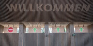 Der Eingang des Zoos Hannover mit einem großen Willkommen Schriftzug