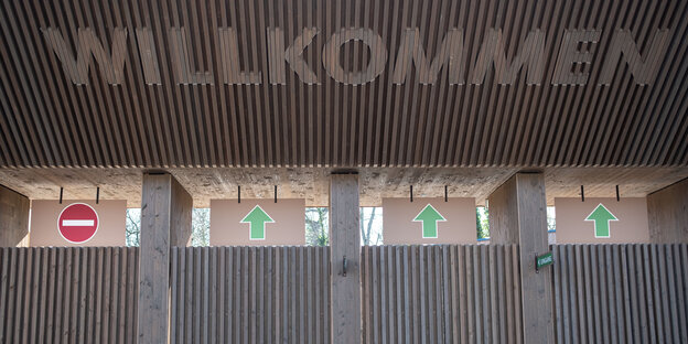 Der Eingang des Zoos Hannover mit einem großen Willkommen Schriftzug