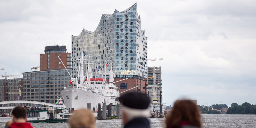 Touristen schauen auf die Elbphilharmonie