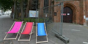 Farbige Liegestühle mit der Aufschrift Liebe, Toleranz, Freiheit stehen vor der Martini-Kirche, in der Olaf Latzel das Gegenteil predigt