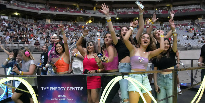 Ausgelassene Fans beim Coldplay-Konzert am 12. Mai in Glendale, Arizona.