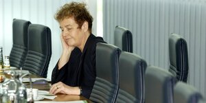 Herta Däubler-Gmelin sitzt allein an einem Konferenztisch
