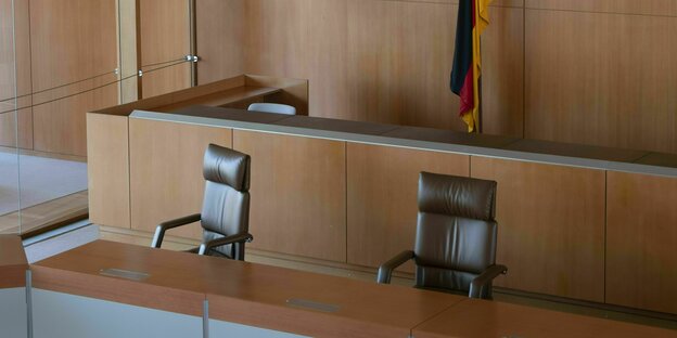 Leere Stühle im Bundesverfassungsgericht in Karlsruhe