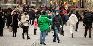 WWF-Mitarbeiter rekrutieren in der Münchner Innenstadt neue UnterstützerInnen