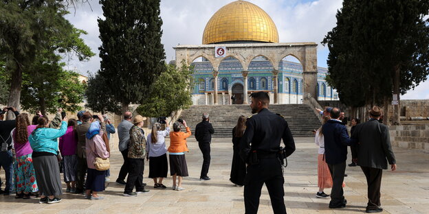 Touristen vor der Al-Aqsa Muschee auf dem Tempelberg