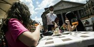 Menschen sitzen in einem Restaurant in Rom