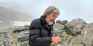 Der Bergsteiger Reinhold Messner im Gelände