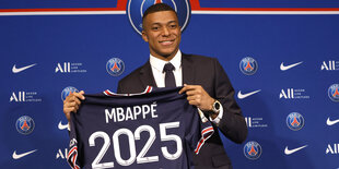 Kylian Mbappe präsentiert das Pariser Trikot, auf dem seine Vertragslaufzeit steht