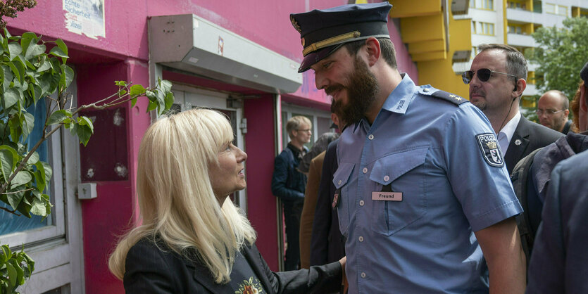 Iris Spranger und ein Polizist auf der Galerie am Kotti