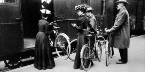 Historisches Foto von 1902, Menschen mit Fahrrädern an einem Zug