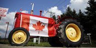 Ein Traktor ist mit einer Kanadaflagge behangen