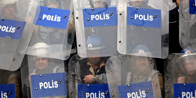 türkische Polizisten hinter Schutzschildern