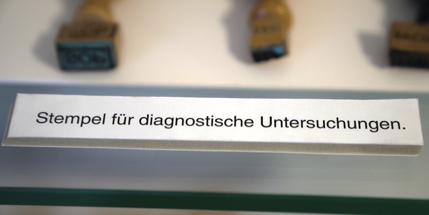 Ein Fach mit der Aufschrift "Stempel für diagnostische Untersuchungen"