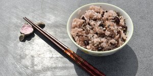 Japanisches Reisgericht mit roten Bohnen steht auf einem Tisch