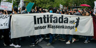 Banner auf der diesjährigen Revolutionären 1. Mai Demonstration mit der Aufschrift "Intifada ist unser Klassenkampf"